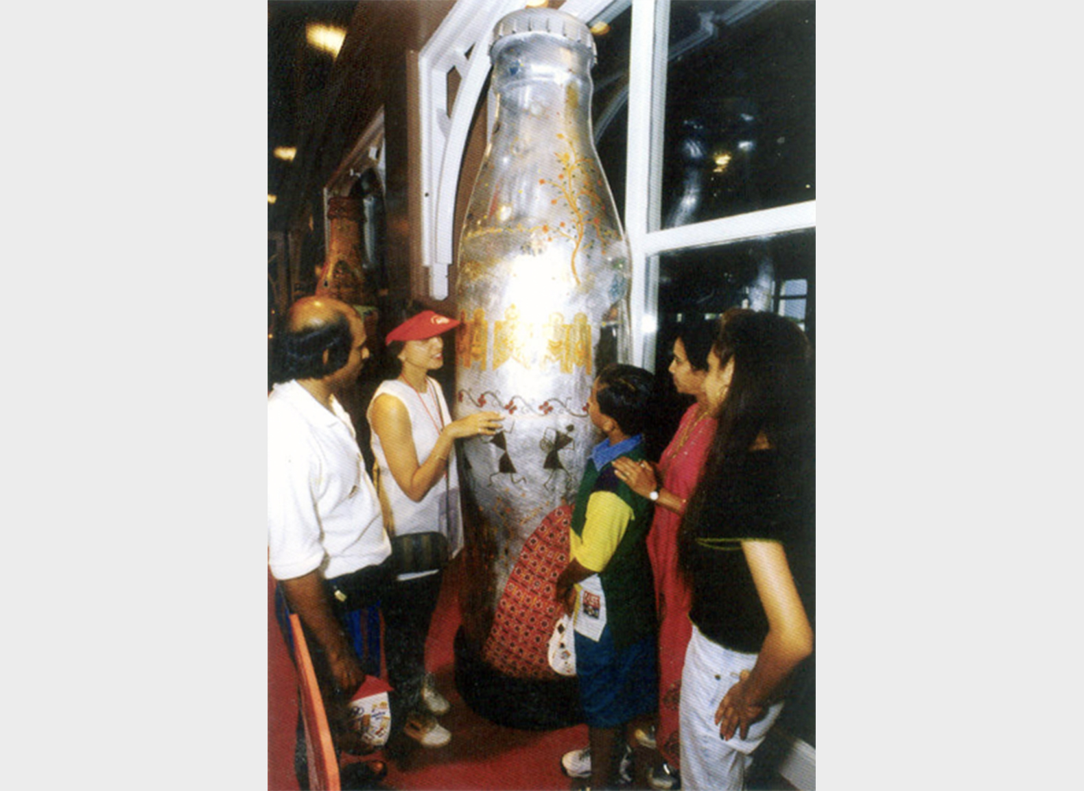 The Coca Cola Company commissioned Hemi to do a special work of art for the 1996 Atlanta Olympics. Hemi created an eight-foot sculpture of a Coke bottle in glass. Inside the bottle were seated colourful snake charmers while the external facade of the bottle had hand painted textile motifs from different states of India.